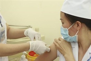 Tiêm vaccine ngừa COVID-19. (Ảnh: Hoàng Hùng/TTXVN).