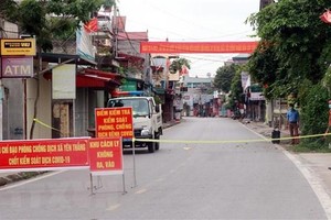 Chốt kiểm soát dịch COVID-19 ở khu vực đầu vào xã Yên Thắng, huyện Ý Yên (Nam Định). (Ảnh: Văn Đạt/TTXVN).