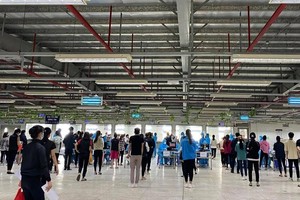 Lấy mẫu xét nghiệm SARS-CoV-2 công nhân KCN Vân Trung, tỉnh Bắc Giang.