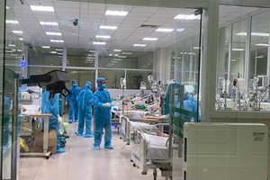 Các bác sĩ điều trị bệnh nhân covid-19 tại BV Bệnh Nhiệt đới Trung ương.