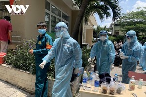 Đông đảo nhân viên y tế ở nhiều địa phương được huy động hỗ trợ TP Thủ Đức xét nghiệm cho cư dân.