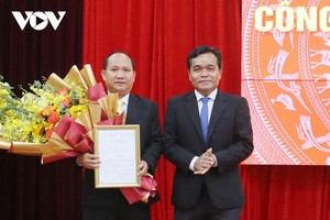 Ông Rah Lan Chung (trái) nhận Quyết định chuẩn y của Ban Bí thư.