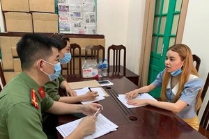 Cơ quan an ninh điều tra Công an thành phố Hà Nội đấu tranh đối tượng môi giới người nhập cảnh trái phép. (Nguồn: anninhthudo.vn).