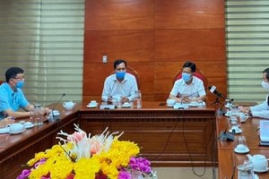 Tối ngày 20/5, Chủ tịch tỉnh Cà Mau Lê Quân cùng các sở, ngành họp siết chặt công tác phòng, chống dịch Covid-19 (Ảnh: UBND tỉnh Cà Mau).