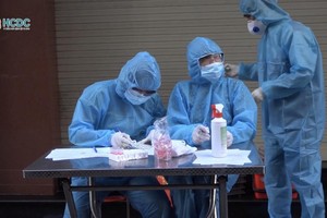 Nhân viên y tế chuẩn bị lấy mẫu xét nghiệm liên quan đến ca Covid-19 tại Quận 3 ngày 20/5 (Ảnh: HCDC).