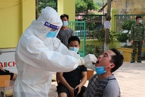 Lấy mẫu xét nghiệm COVID-19. Ảnh minh họa. (Nguồn: TTXVN).