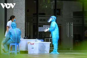 Lực lượng y tế lấy mẫu tại khu chung cư Goldmark City sau khi phát hiện ca mắc COVID-19 sinh sống tại đây.