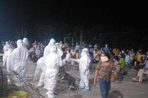 Tổ chức lấy mẫu xét nghiệm COVID-19 ở Thuận Thành.