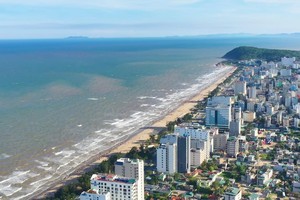 Thành phố biển Sầm Sơn hàng năm thu hút hàng triệu lượt khách du lịch.