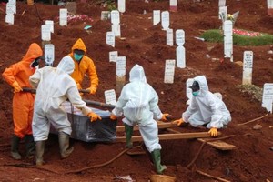 Gần nửa triệu người Indonesia tử vong do COVID-19 (Ảnh: Liputan6).