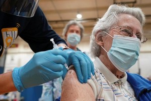 Tiêm vaccine Covidi-19 tại Mỹ. Ảnh: Al Jazeera.