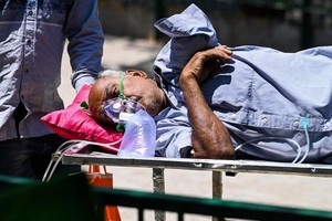 Bệnh nhân Covid-19 của Ấn Độ chờ cấp cứu. Ảnh: AFP.