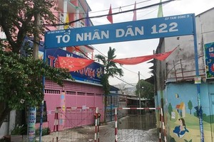 Một hẻm thuộc ấp Tam Đông 3 (xã Thới Tam Thôn, huyện Hóc Môn) bị phong tỏa do liên quan đến các ca nghi nhiễm COVID-19. (Ảnh: Tiến Lực/TTXVN).