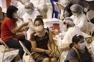 Các nước tìm nhiều cách để khuyến khích người dân tiêm vaccine ngừa Covid-19. Ảnh: Getty.