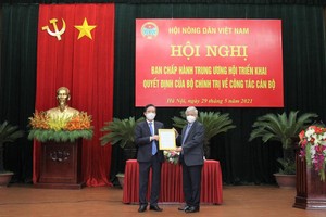 Trao quyết định của Bộ Chính trị cho ông Lương Quốc Đoàn. (trái).