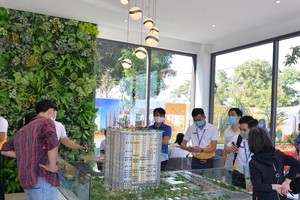 Khách hàng tìm hiểu dự án tại khu nhà mẫu căn hộ Bcons.