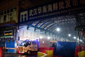 Đội vệ sinh khẩn cấp xuất hiện tại chợ Hoa Nam vào tháng 1/2020 (Ảnh: AFP).