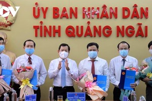 Chủ tịch UBND tỉnh Quảng Ngãi Đặng Văn Minh trao quyết định bổ nhiệm 5 Giám đốc sở.