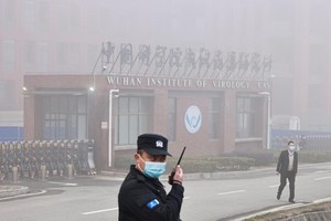 Nhân viên an ninh bên ngoài Viện Virus học Vũ Hán. Ảnh: Reuters.