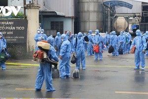 Các trường hợp F1 của nam công nhân mắc Covid-19 được đưa đi cách ly tập trung.