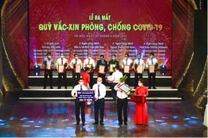 Chủ tịch HĐTV TKV Lê Minh Chuẩn đã trao tặng Quỹ số tiền ủng hộ 200 tỷ đồng.