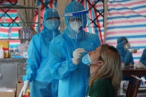 Lực lượng y tế lấy mẫu xét nghiệm cho người dân (Nguồn: HCDC).