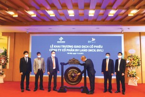 Ông Tạ Hoài Hạnh - CT HĐQT BV Land thực hiện nghi thức đánh cồng khai trương phiên giao dịch đầu tiên.