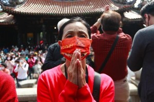 Người Hoa cầu nguyện thời Covid-19. Ảnh: Getty.