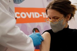 Một phụ nữ tiêm chủng vắc xin Covid-19 Sputnik V tại Nga (Ảnh: Reuters).