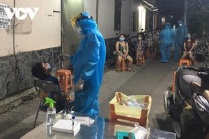 Nhân viên y tế lấy mẫu xét nghiệm 250 người dân tại khu vực phong tỏa có ca mắc Covid-19.