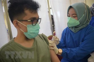 Nhân viên y tế tiêm vaccine phòng COVID-19 cho người dân tại Jakarta, Indonesia. (Ảnh: THX/TTXVN).