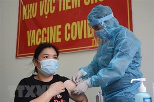 Nhân viên y tế tiêm vaccine phòng COVID-19 tại Bệnh viện Phổi Đà Nẵng. (Ảnh: Văn Dũng/TTXVN).