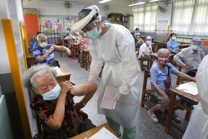 Người cao tuổi ở Đài Loan chuẩn bị được tiêm chủng (Ảnh: AP).