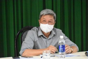 Thứ trưởng Bộ Y tế Nguyễn Trường Sơn chủ trì cuộc họp. (Ảnh: PV/Vietnam+).