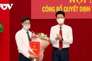 Phó Chủ tịch Thường trực UBND tỉnh Yên Bái Nguyễn Thế Phước trao Quyết định cho ông Lê Minh Đức.