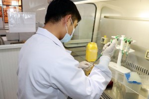 Lấy mẫu xét nghiệm Covid-19 đối với các trường hợp liên quan đến BN 11669 (Ảnh: Trung tâm Kiểm soát bệnh tật tỉnh Đồng Nai).