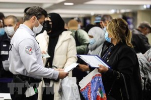 Cảnh sát kiểm tra giấy tờ của hành khách tại sân bay Nice, miền nam nước Pháp, ngày 22/2/2021. (Ảnh: AFP/TTXVN).