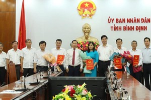 Chủ tịch UBND tỉnh Bình Định Nguyễn Phi Long (ảnh thứ 6, từ trái sang) trao các quyết định bổ nhiệm cán bộ.