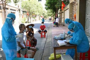 Người dân chờ đến lượt lấy mẫu xét nghiệm ở tổ dân phố Tân Quý, phường Thạch Quý, thành phố Hà Tĩnh. (Ảnh: Công Tường/TTXVN).