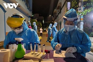 Nhân viên y tế quận Bình Tân lấy mẫu ở khu dân cư Nam Long (Ehome 3).