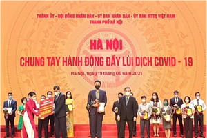 Ông Đỗ Hoàng Việt – Phó Tổng Giám đốc Tập đoàn, đại diện Công ty Cổ phần Kinh doanh và Xây dựng Nhà Hà Nội đóng góp 10 tỷ đồng.
