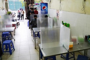 Các hàng ăn uống được mở cửa trở lại khi đảm bảo giãn cách và đóng cửa trước 21h.