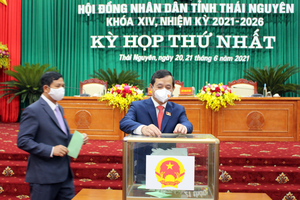 Các đại biểu bỏ phiếu bầu chức danh cán bộ lãnh đạo chủ chốt.