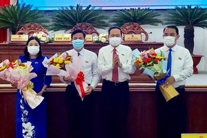 Ủy viên Bộ chính trị, Phó Chủ tịch thường trực Quốc hội Trần Thanh Mẫn tặng hoa chúc mừng Chủ tịch và các Phó Chủ tịch HĐND tỉnh Hậu Giang vừa đắc cử.