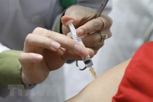 Tiêm thử nghiệm vaccine Nano Covax cho tình nguyện viên. (Ảnh: Minh Quyết/TTXVN).