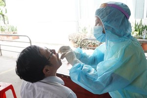 Ngành Y tế lấy mẫu xét nghiệm Covid-19 cho công nhân.