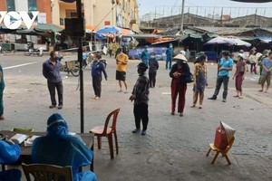 Lấy mẫu xét nghiệm cho các tiểu thương kinh doanh tại chợ đầu mối TP Vinh.