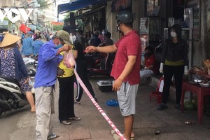 Người dân mua thực phẩm ở Khu vực Chợ Bà Chiểu , quận Bình Thạnh.