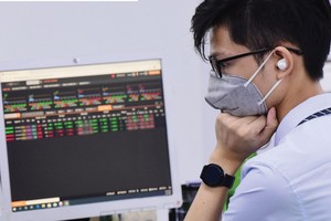 Tâm lý nhà đầu tư tỏ ra thận trọng hơn khiến VN-Index dao động quanh mức đỉnh mới 1.400 điểm.