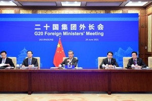 Ngoại trưởng Trung Quốc Vương Nghị (giữa) dự Hội nghị ngoại trưởng G20 bằng hình thức trực tuyến. Ảnh: Bộ Ngoại giao Trung Quốc.